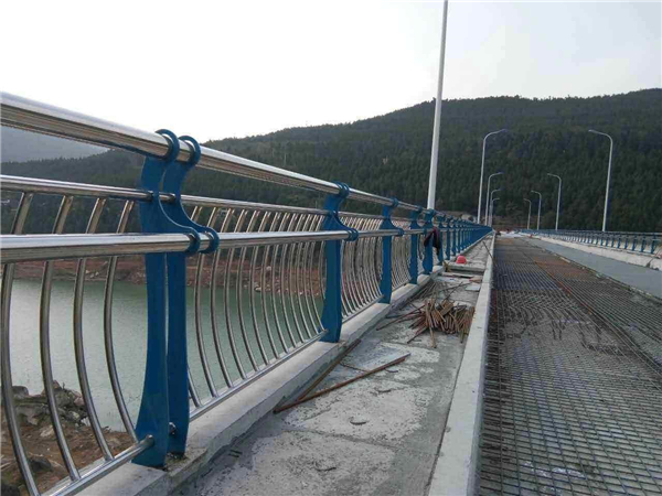 大足不锈钢桥梁护栏的特点及其在桥梁安全中的重要作用
