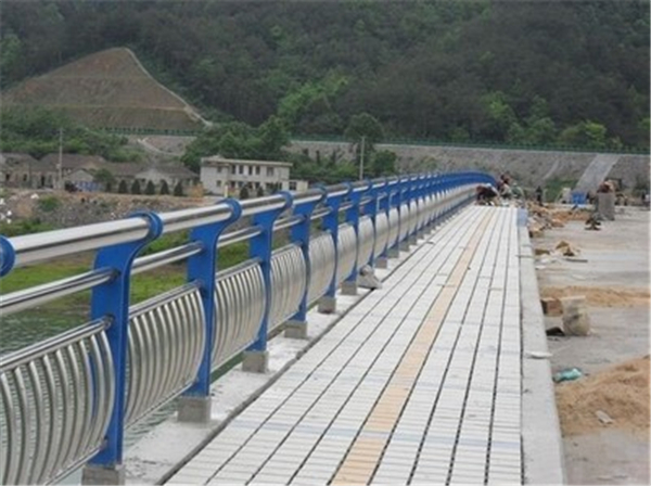 大足不锈钢桥梁护栏的特性及其在现代建筑中的应用